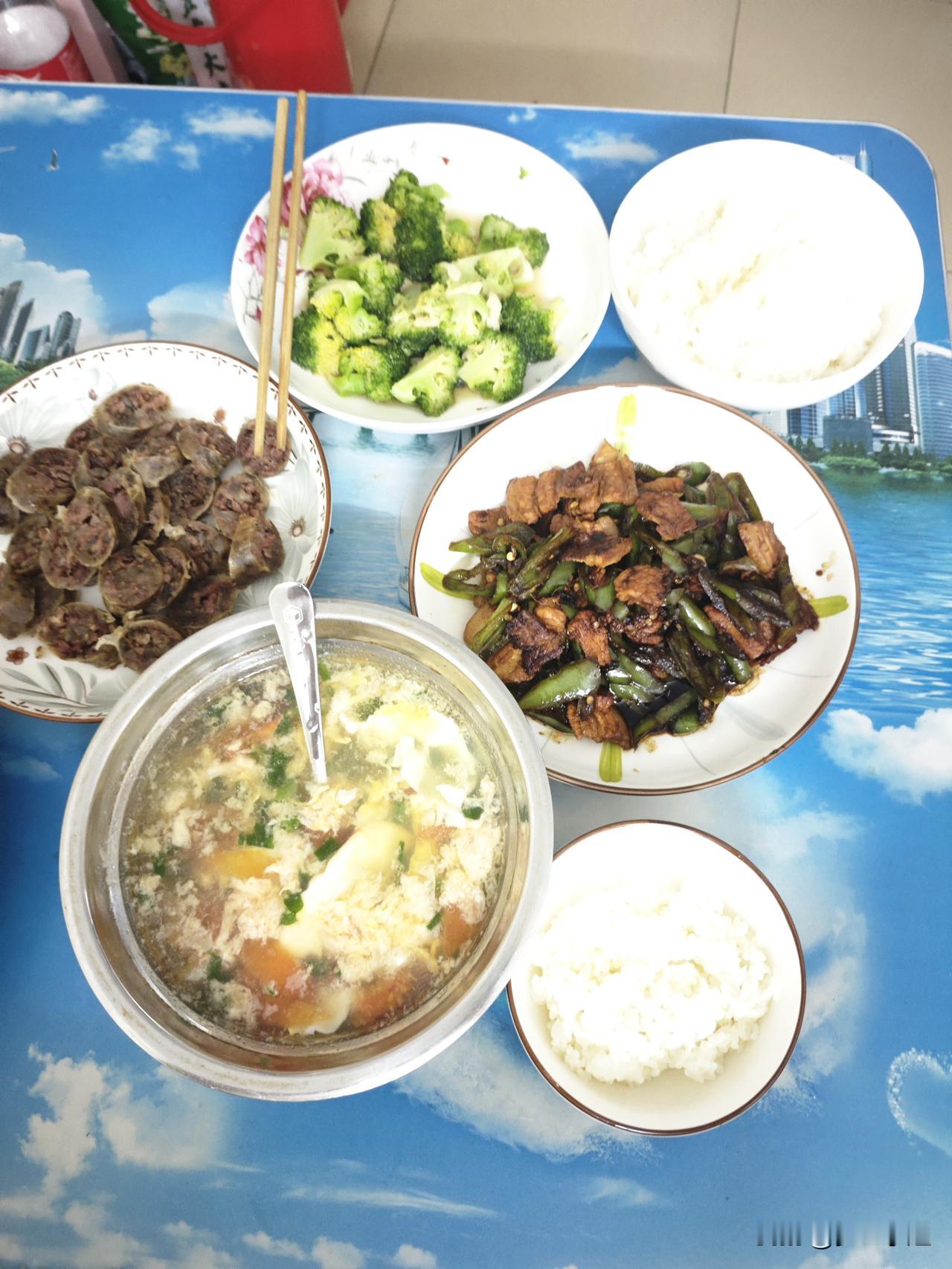 我们新住的公寓比较挤，原本不打算做饭菜一家三口吃的，现在想想这可花钱多，而且还吃