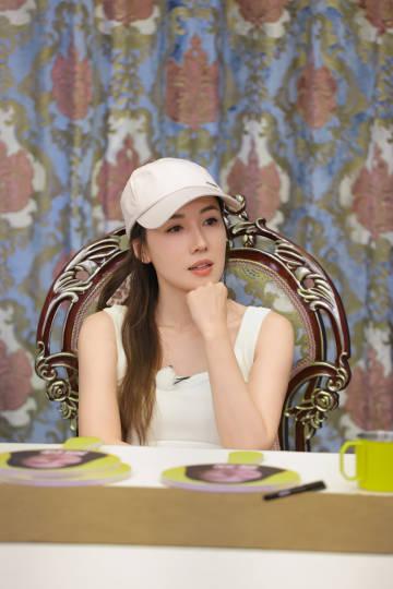 李施嬅点拨何美延，让她不要每件事都拿出来和粱淞吵，要挑出那些事是需要吵的，再选合