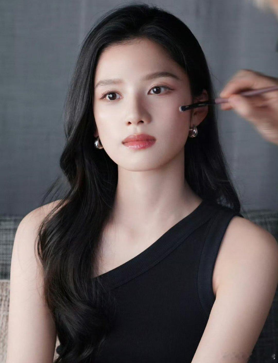 张婧仪兰蔻大片花絮图，干练大气的都市丽人！！