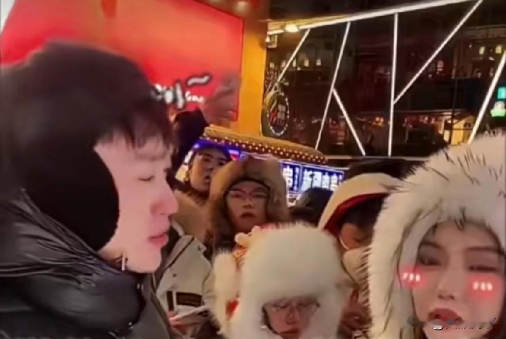 刘二狗甜蜜搂抱蛋蛋贴耳被拍，当众告白：越来越喜欢和你在一起。