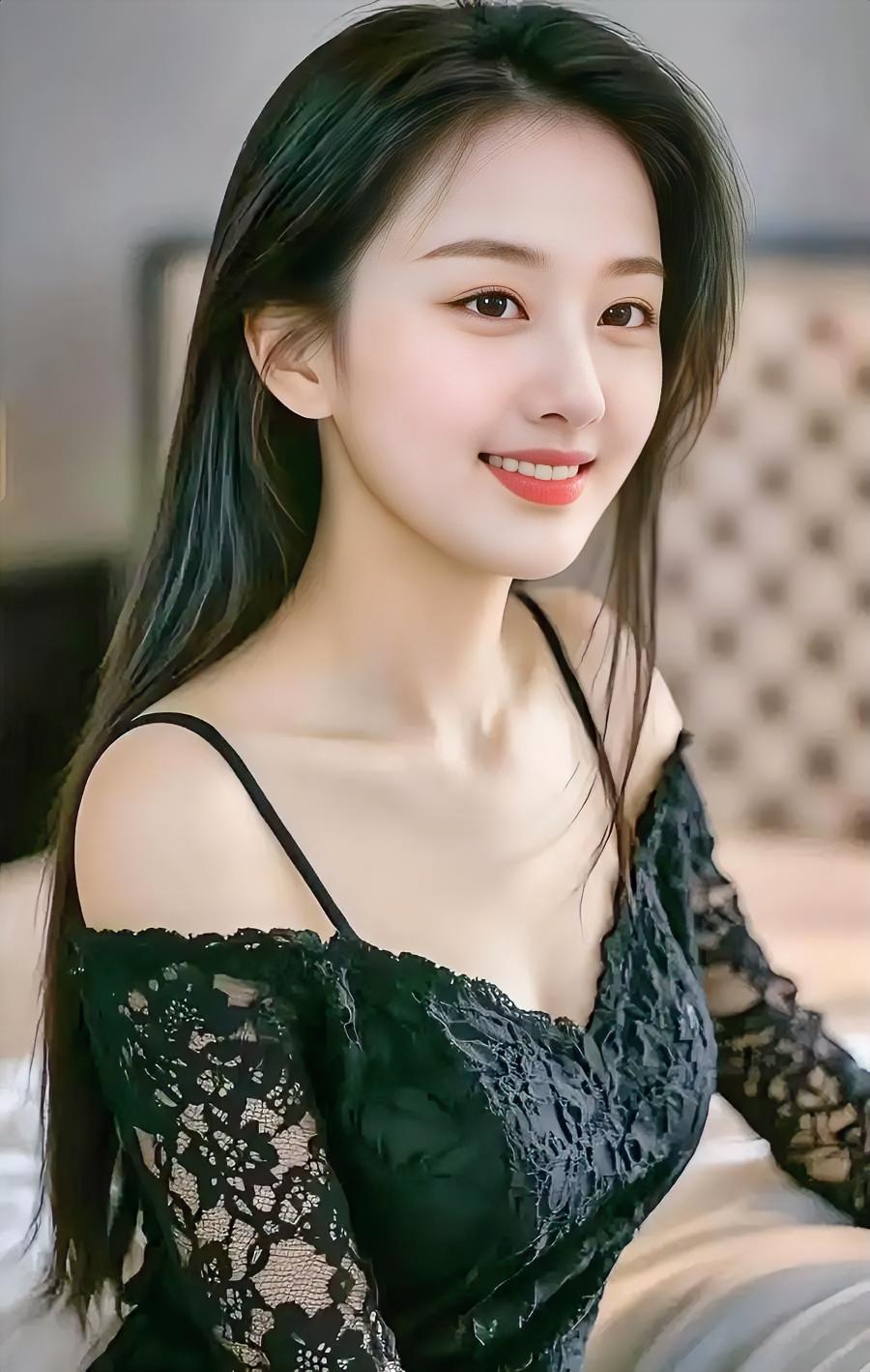 黑蕾丝，轻垂肩，长发如瀑落眼前。明眸弯弯带笑意，温柔漫过软时光。