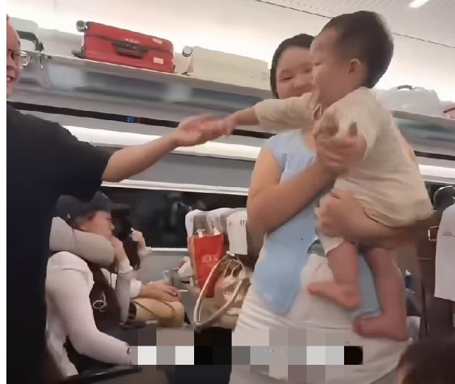 高铁上，一个宝宝盯着邻座的陌生叔叔看了半天，然后张开小手，扑进他怀里。这段视频被
