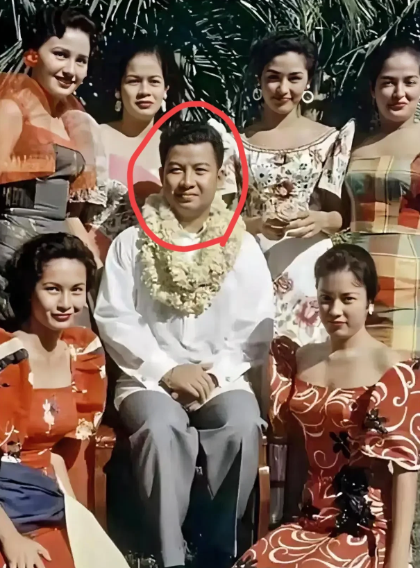 一张老照片，拍摄于上世纪50年代末，大家看看坐在中间的这个男子是谁？原来这才是他