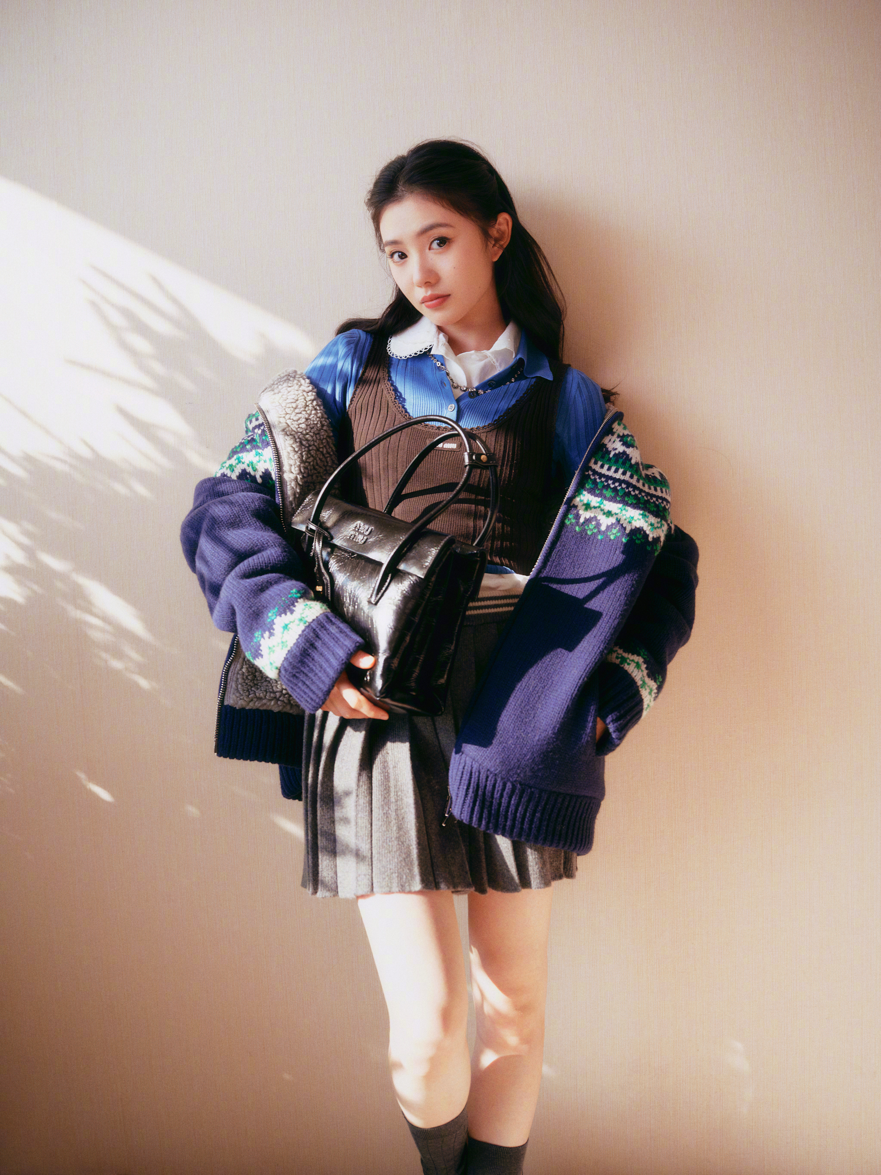 刘浩存inMiuMiu💙👜25假日系列，清丽漂亮的Miu系女孩。