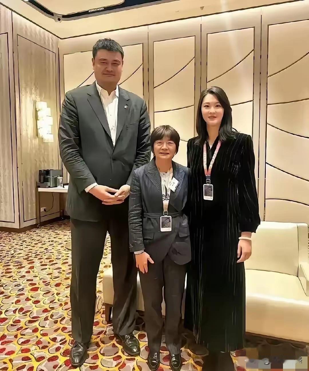 姚明的身材高大魁梧，一般的人站在他面前，都会产生巨大的身高落差，哪怕是在普通人当