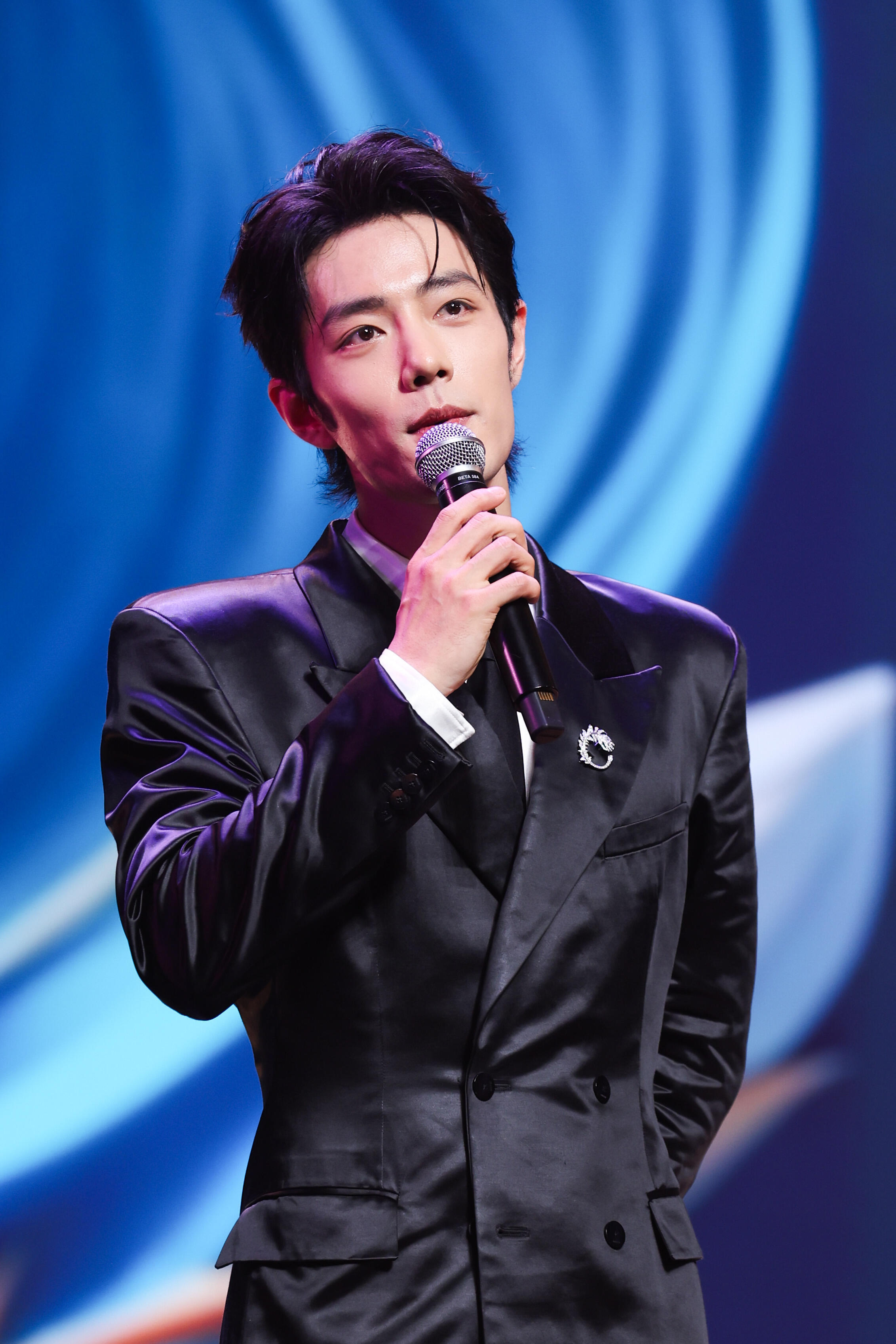 肖战布灵布灵的大眼睛肖战好勾人谁能拒绝女友视角下的肖战，氛围感直接拉满，一双透