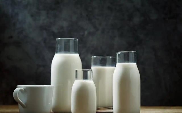 你是否也曾在早晨空腹时喝上一杯牛奶,或者在享受完火锅后,立即喝下牛奶来缓解胃部的