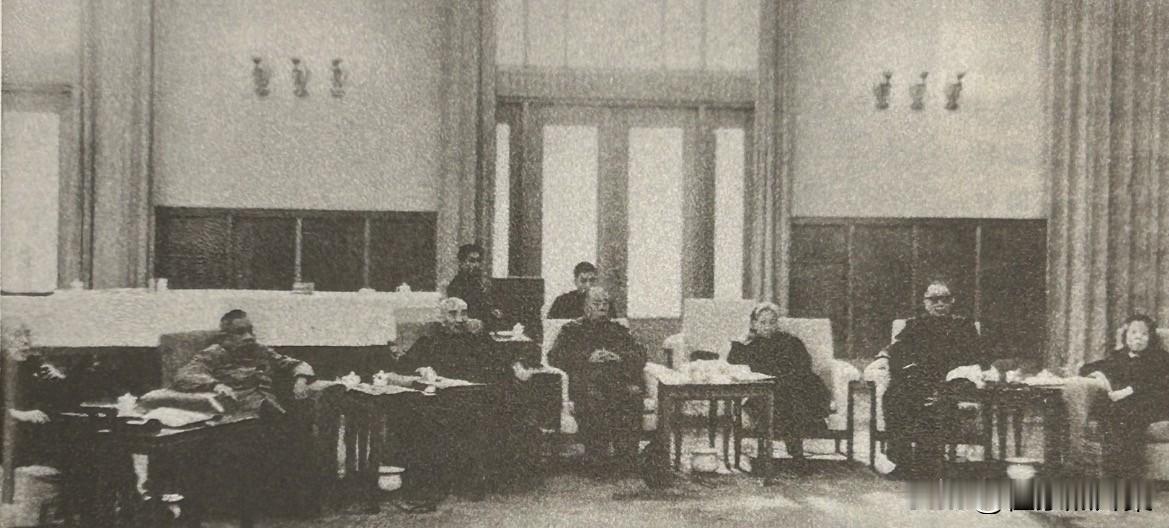 1971年7月，中央老同志座谈会上。左起：李井泉、廖承志、徐向前、陈奇涵、聂荣臻