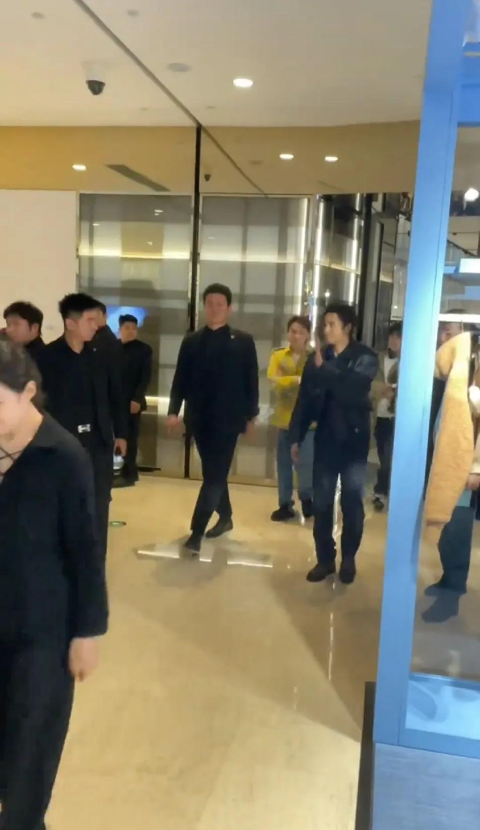 韩东君1.82的大高个被安保衬成了小矮人，从来没想到那么壮硕的韩东君也有看起来娇