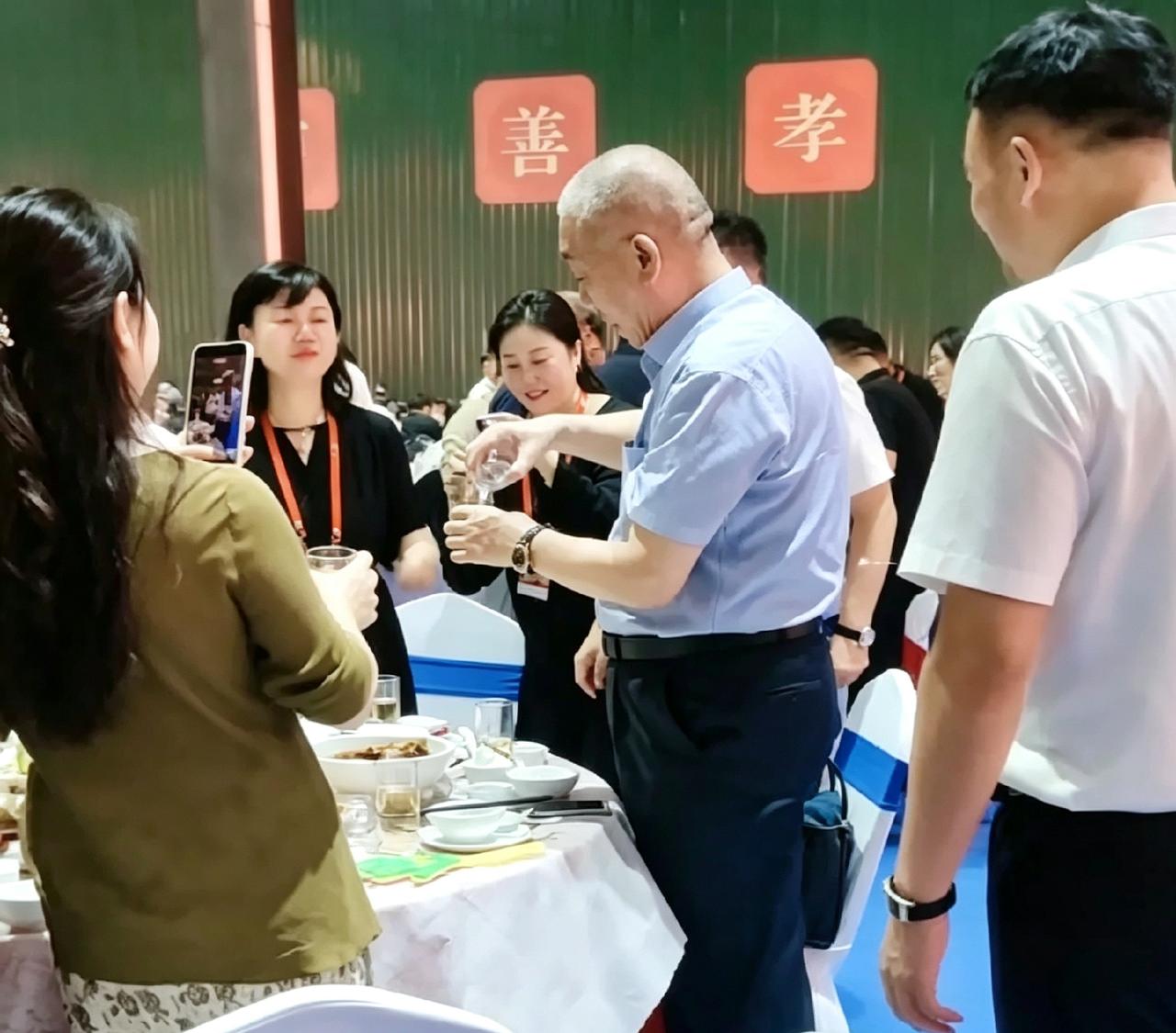 宴席之中崔培军给女嘉宾倒酒，二人举杯互动，相谈甚欢。没有老板的架子，这样轻松亲切