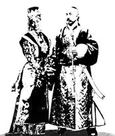 1909年，陈渠珍带领清兵入藏，藏官彭措见他目不转睛的盯着一位藏族少女，小心试探