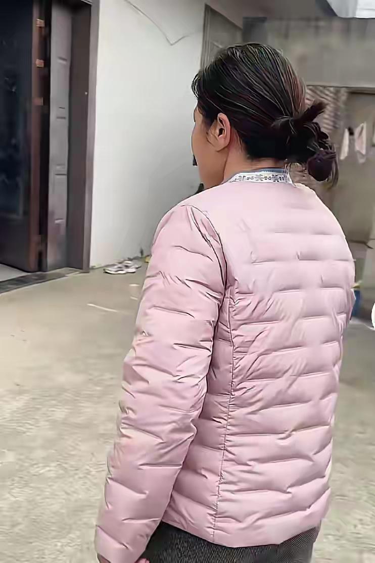 昨天儿媳妇连休两天，我就跟她说，趁你休息，我回老家看看我妈去，我妈今年都八十岁了