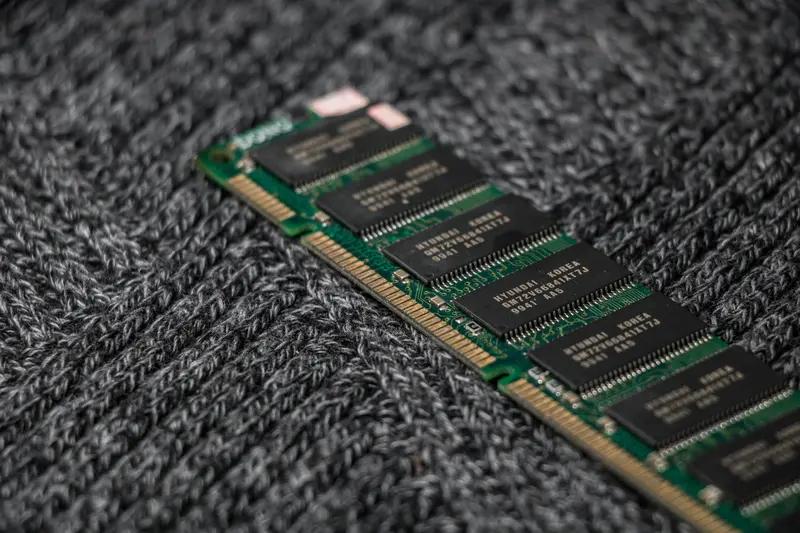 现在天天网上喊内存崩了，一天价格跌多少多少，我咋看着买电脑的价格没有降还在涨呢？