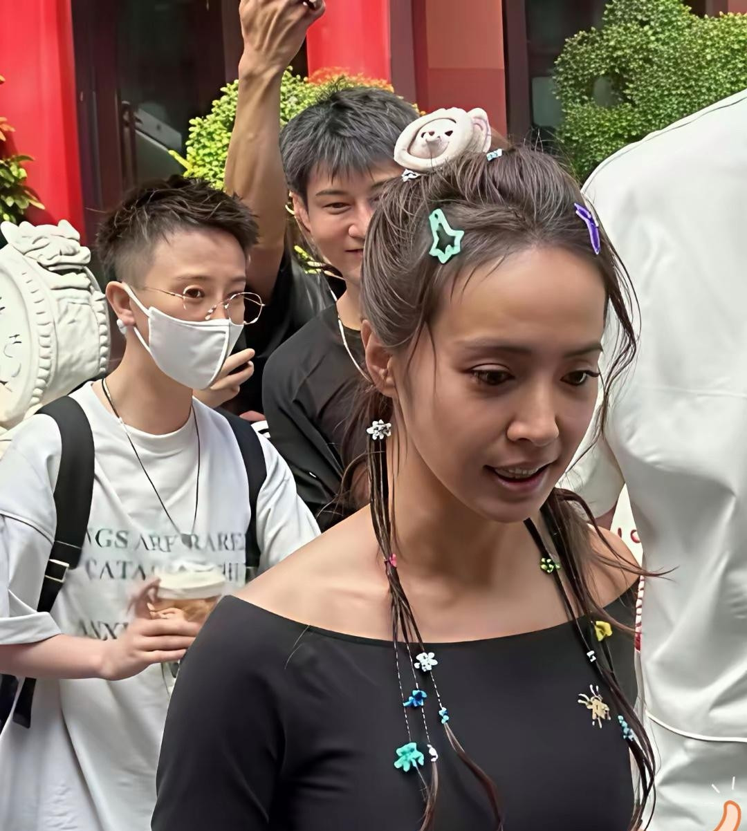 蔡依林除了身材好看，其他的皮肤黝黑，个子矮小，跟普通人也没两样