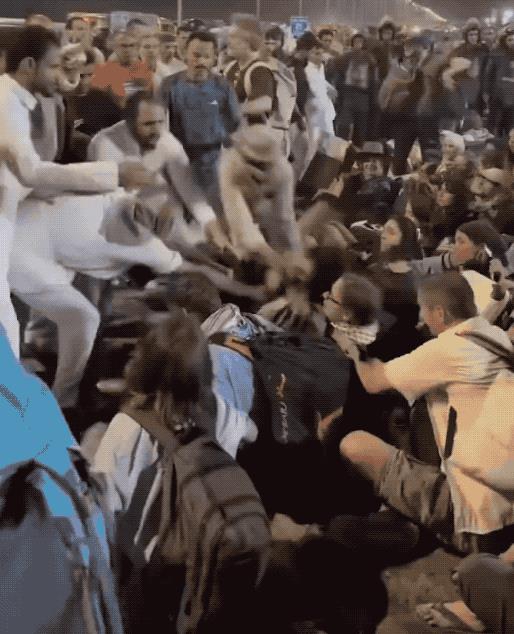 太搞笑了：西方白左到埃及声援巴勒斯坦静坐，却被当地人一顿暴打！视频中的埃及人正在
