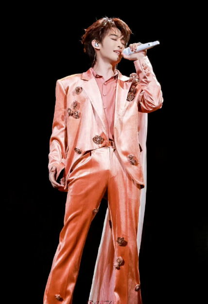 第一眼看错的举手！王赫野的造型太有创意，乍一看以为是婚纱造型，大帅哥不仅造型独特