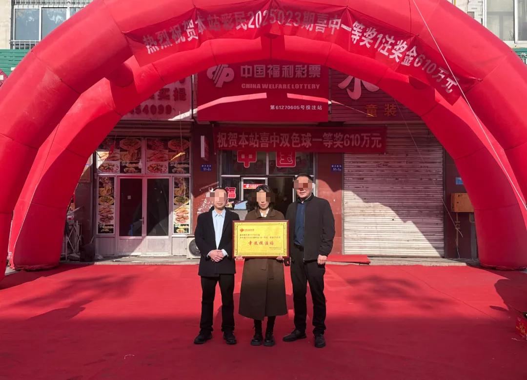 “这就是命啊！”3月4日，陕西榆林，一大车司机在当地装货时随手买了5注双色球彩票