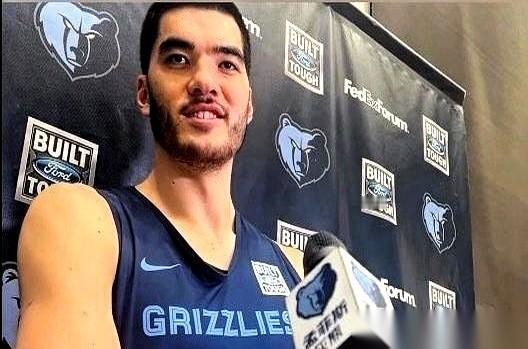 这哪是递橄榄枝啊。这简直是扛着一门意大利炮，指名道姓地要来咱们家门口了。那个