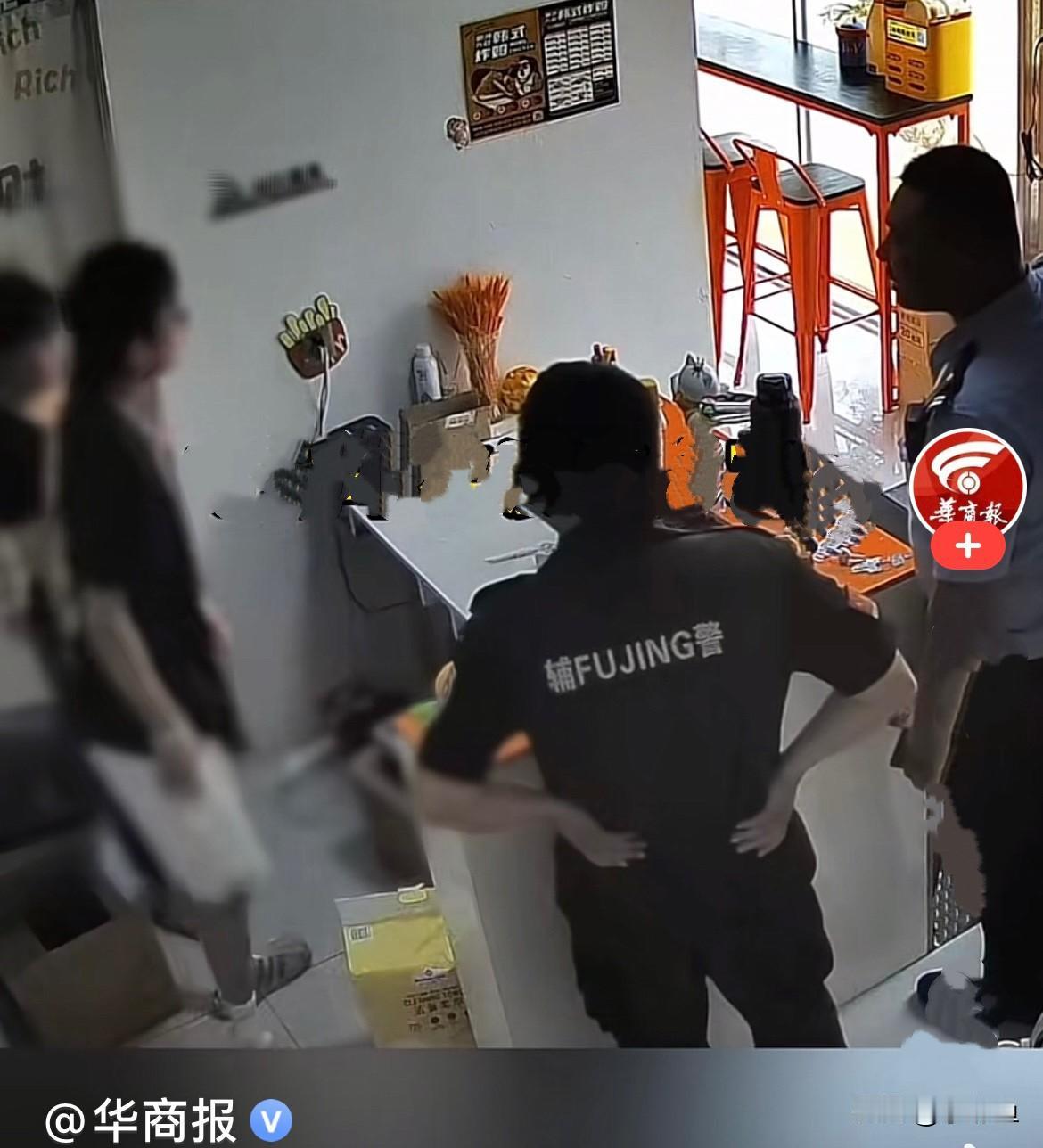 近日，江苏南通一家小超市里，夫妻俩正好好看店，突然走进来几位民警。民警进门第一句