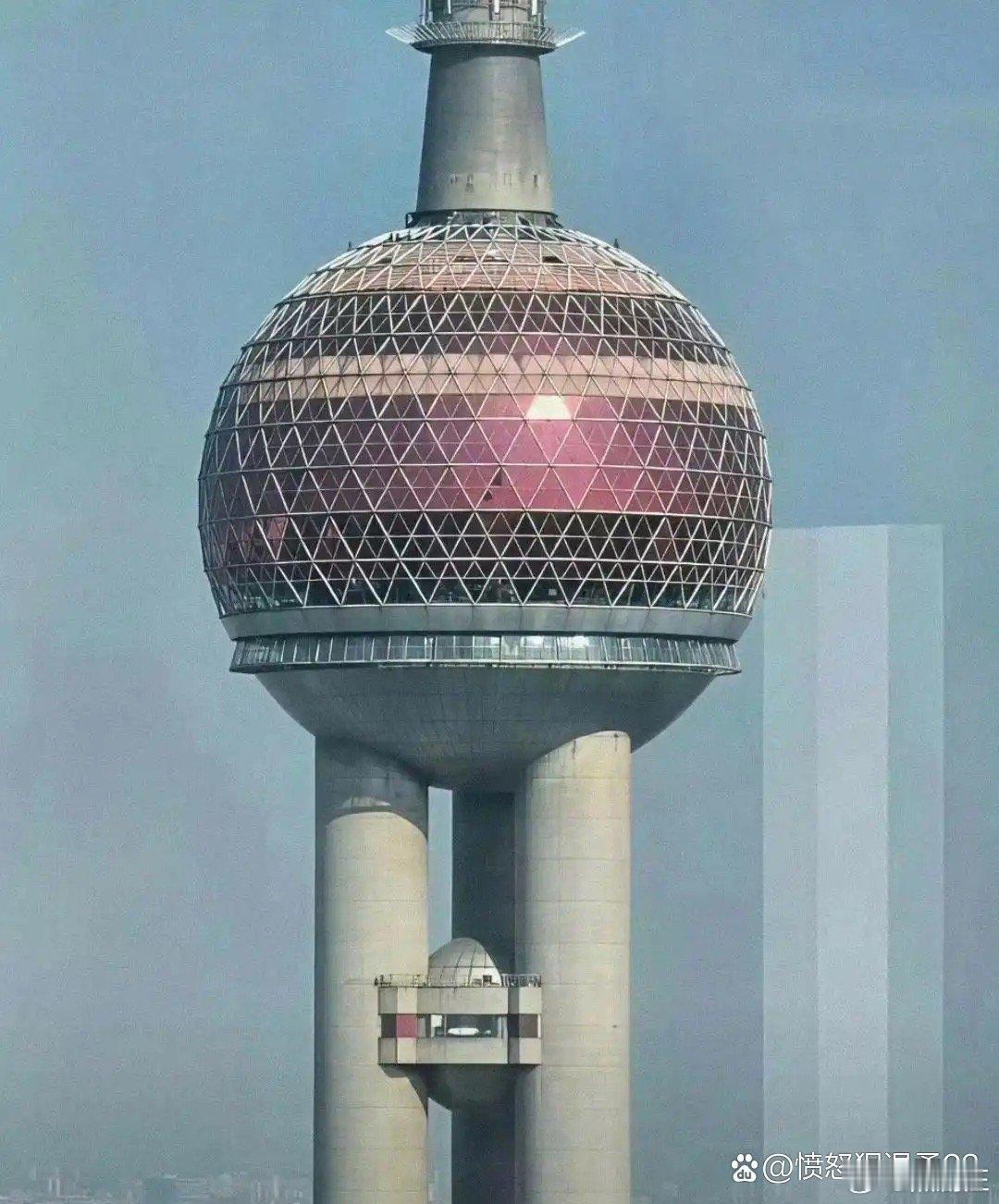 没想到东方明珠上面居然还有个大床房…