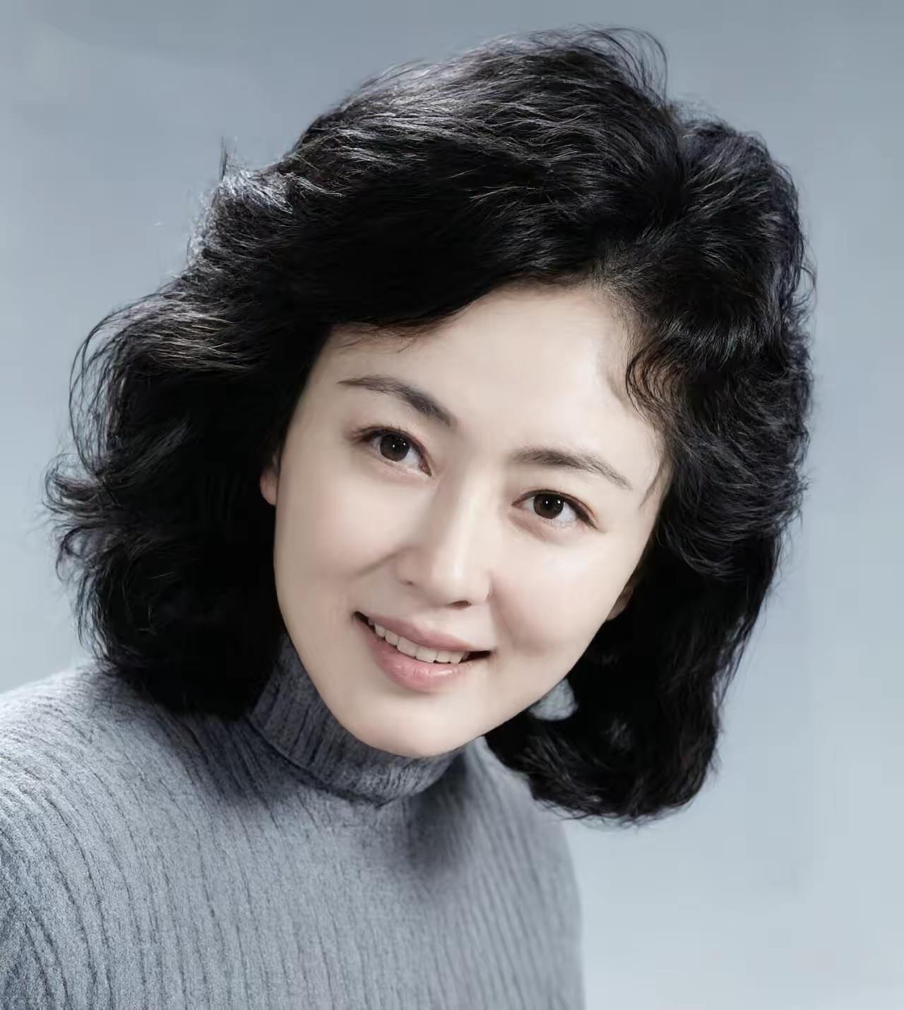 她是80年代，家喻户晓最美的女明星周丽娜。代表作品是《她从物中来》还在《忘忧草》