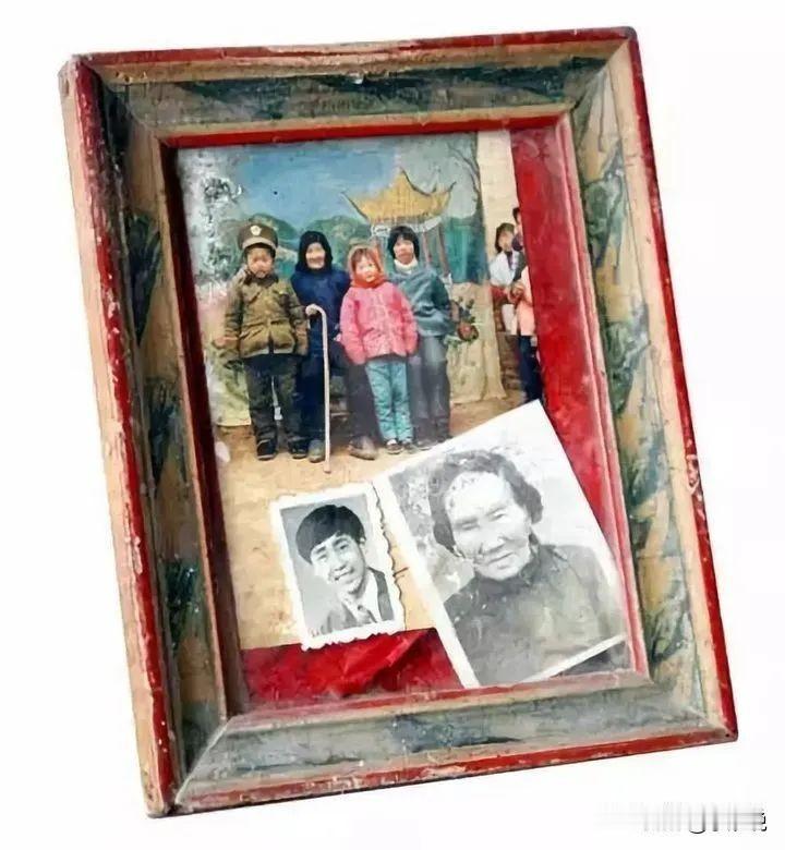 许家印曾是他家族的骄傲，当年他可是响当当的人物。他走在家印小学门口，那小学应该是