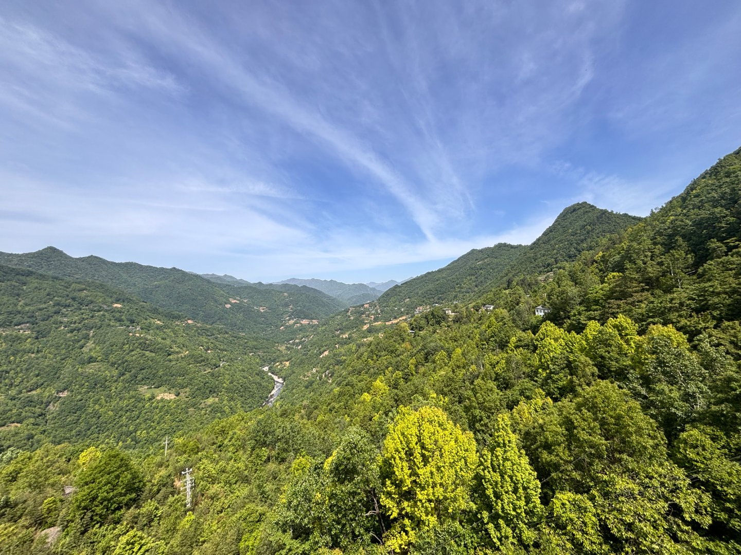 奔赴山野，逃离城市喧嚣，在大自然里汲取治愈的力量，与生活温柔相拥🍃