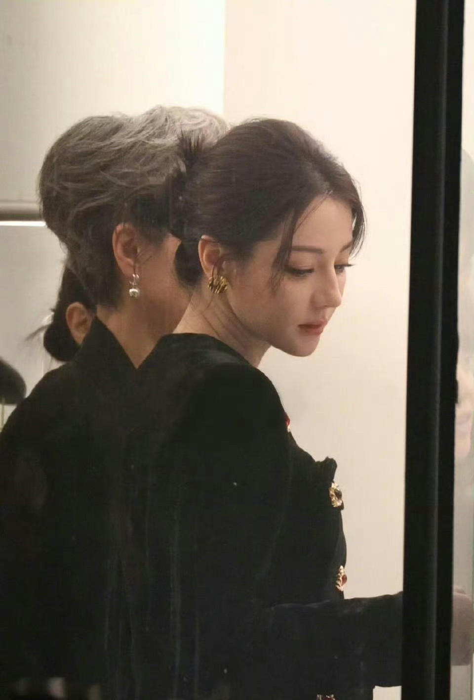 迪丽热巴和叶童，好强的女强气势感，法拉利老了还是法拉利​​​[点赞]​​