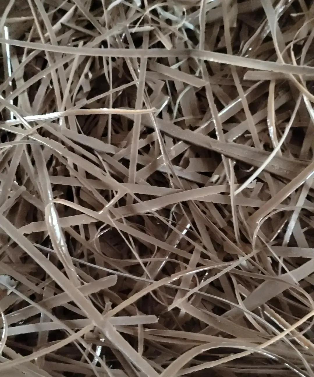 业主提前一天跟装修公司对好色板，第二天工人却拿错料，一整片地板直接刷成发灰的亮银