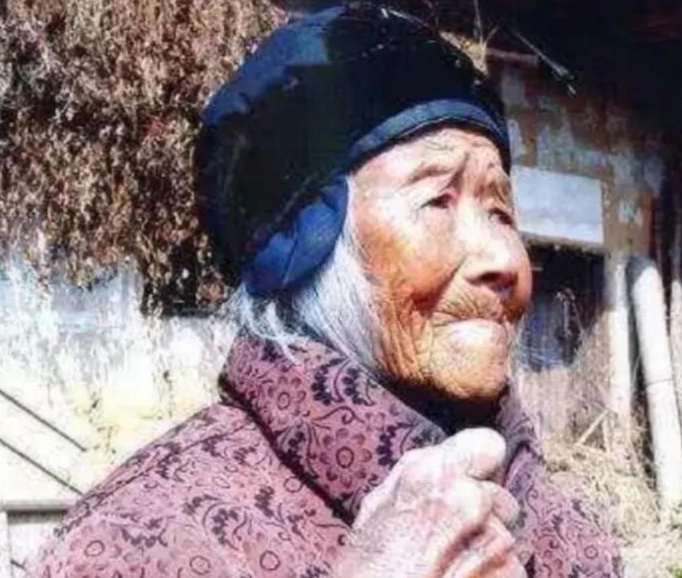 1928年除夕，18岁的池煜华和15岁的小丈夫圆了房，新婚才3天，丈夫就离家去打