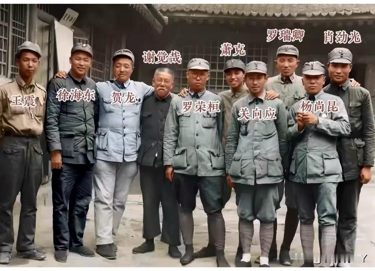 这才是贺龙元帅他们十人的真实貌相，绝非演员扮演的角色！这张珍贵的合影摄于1938