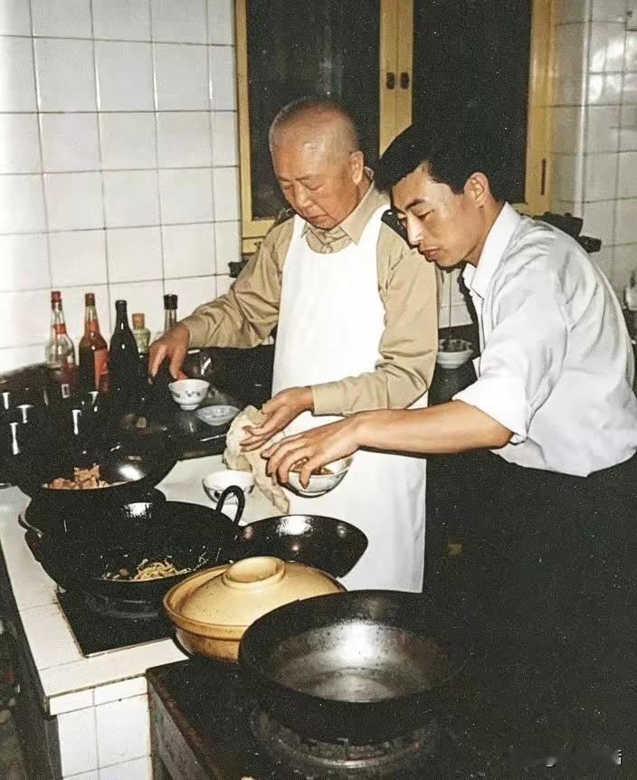 照片里的老人是刘华清上将，被称作“中国航母之父”，曾任中央军委副主席，为我国海军