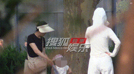 疑似李小璐和rapper赵涛恋情曝光，媒体拍到两人一起逛公园，氛围温馨，岁月静好