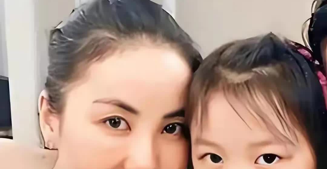 李嫣高中毕业典礼，李亚鹏，王菲双双缺席，一个忙着搬家，一个忙着恋爱，都没时间参与