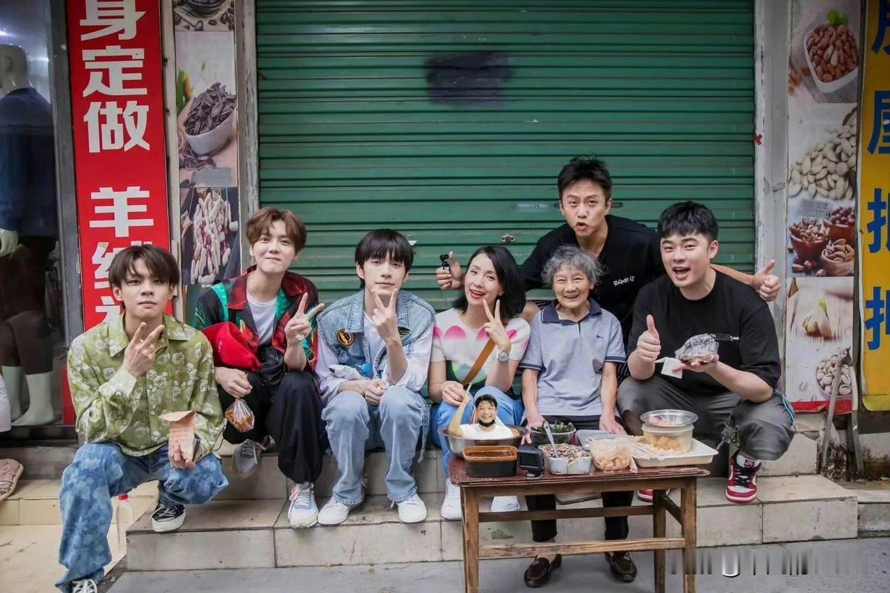 8月31日，鹿晗在江西南昌开个人巡演，邓超作为特邀嘉宾登场。南昌是邓超的家乡，他