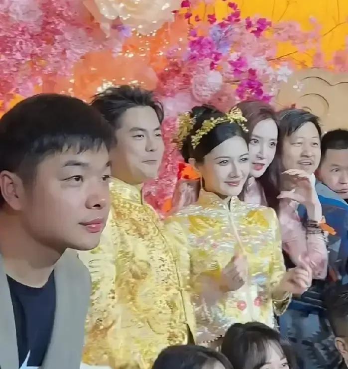 婚礼现场，光伏巨头对着奶茶少东家说：这不是联姻，是并网发电。红金配色不是炫富。