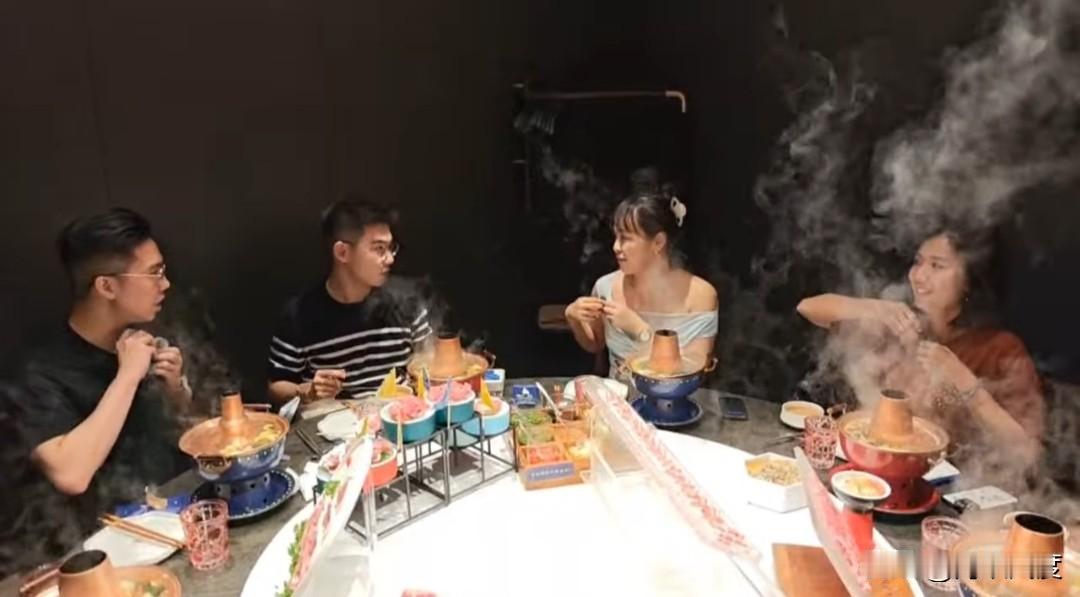 历史哥李易修今天开始北京行，参观大阅兵，直播间馆长抖内3千元捧场，与中天小姐何穗