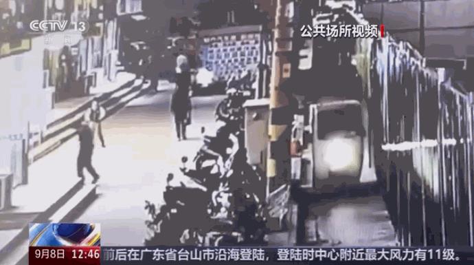 冤不冤？近日，江苏江阴，2名男孩在街边踢球玩，其中一人不慎踢歪，球滚到了非机动车