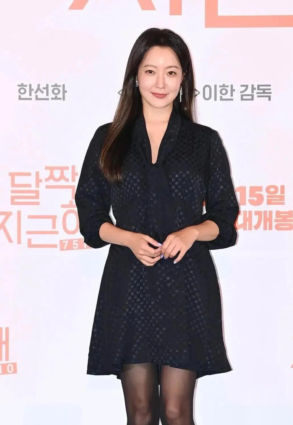 金喜善这一身“黑丝高级感”穿搭太会了！🖤暗纹提花连衣裙+黑丝+钻饰玛丽珍，低