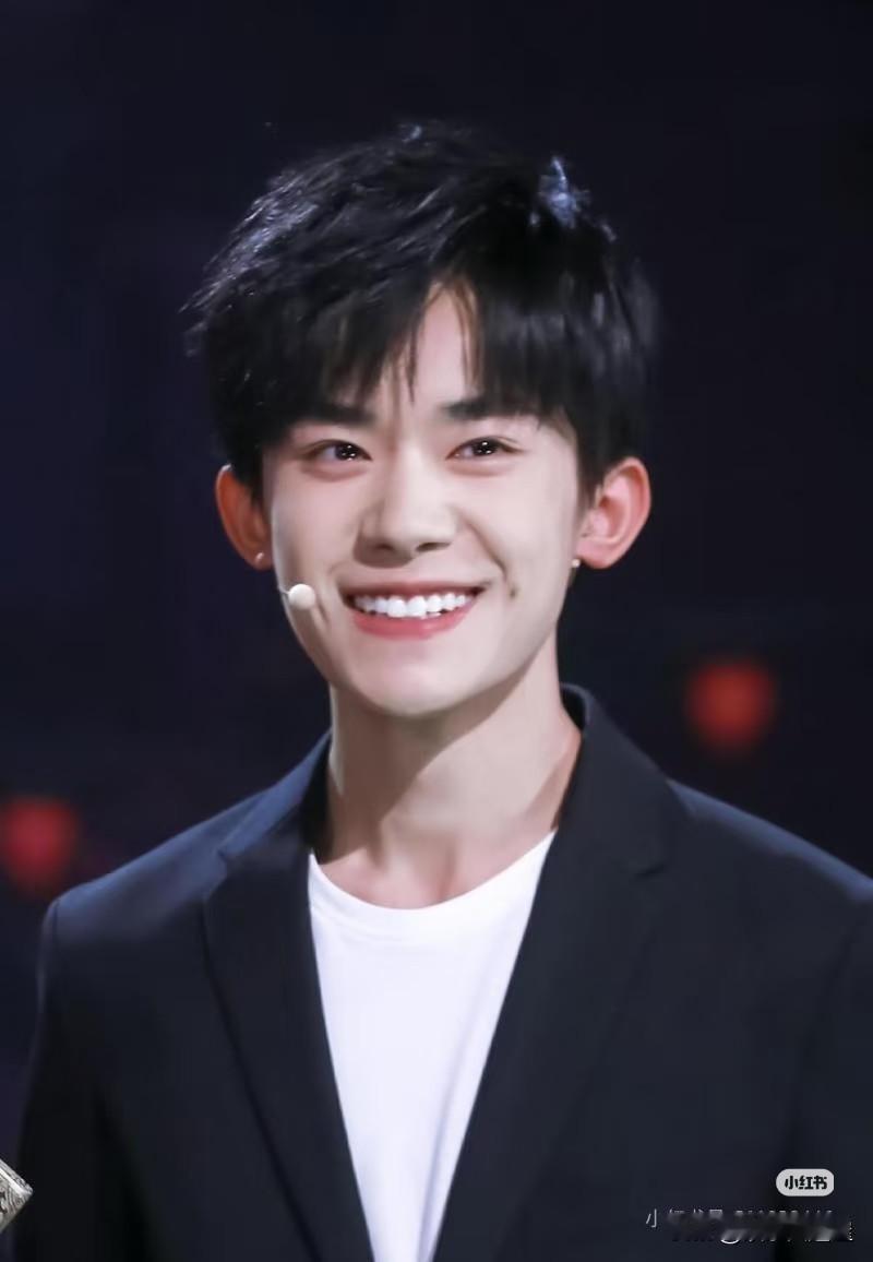 大家发现没有！易烊千玺的背后，一定有高人指点！不然年仅24岁他，第四次凭借电