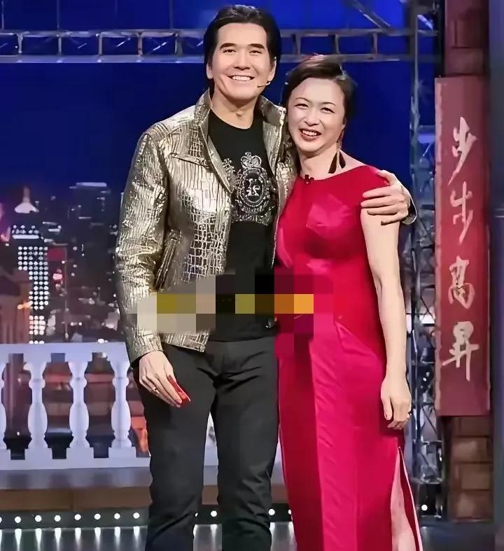费翔个子好高啊！费翔身边的这位穿着红色裙子的是谁？她笑的好开心啊！费翔年轻的时
