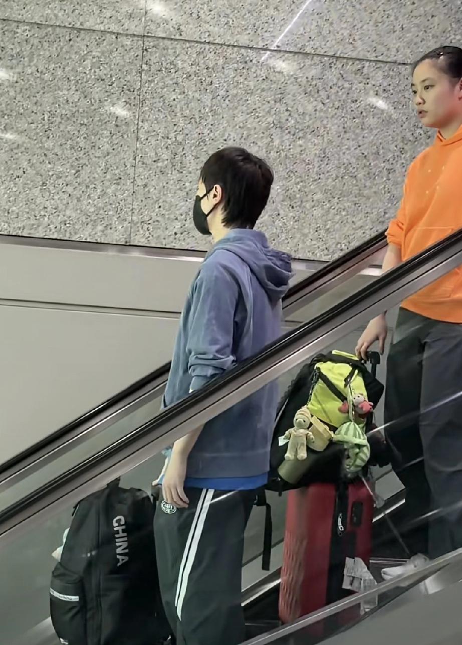 结束澳门世界杯行程，上午由珠海飞回成都，下午落地成都的王曼昱。在机场拿到行李后