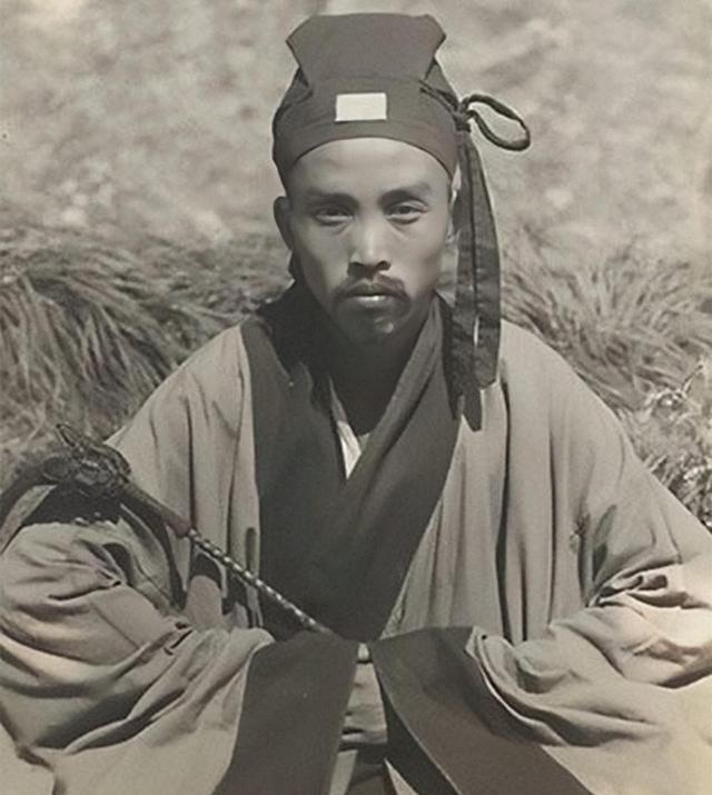 1957年，朱德极力挽留李圆通道长留在北京做道教协会的负责人，李圆通则摆了摆手表