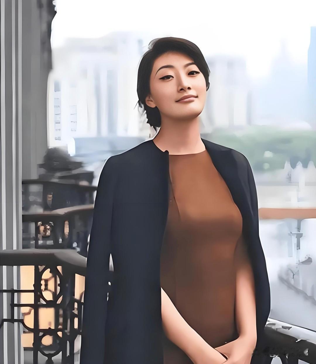 宗馥莉的新饮料叫“果然啵啵”，结果瓶子上写的是“KellyOne”！网友直接