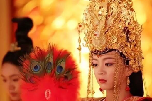615年，隋炀帝闯进外甥女的房间，随后关上了门。他端着一杯毒酒：“你全家33人都