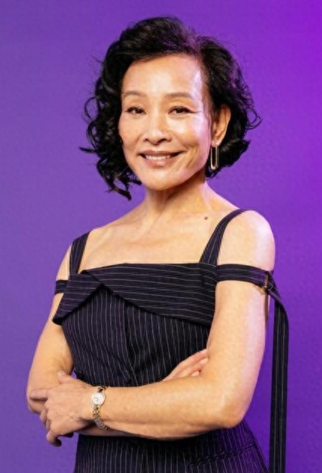 让春晚导演给全国道歉，入美国籍回中国捞金，她到底有什么来头？这个处在舆论风口