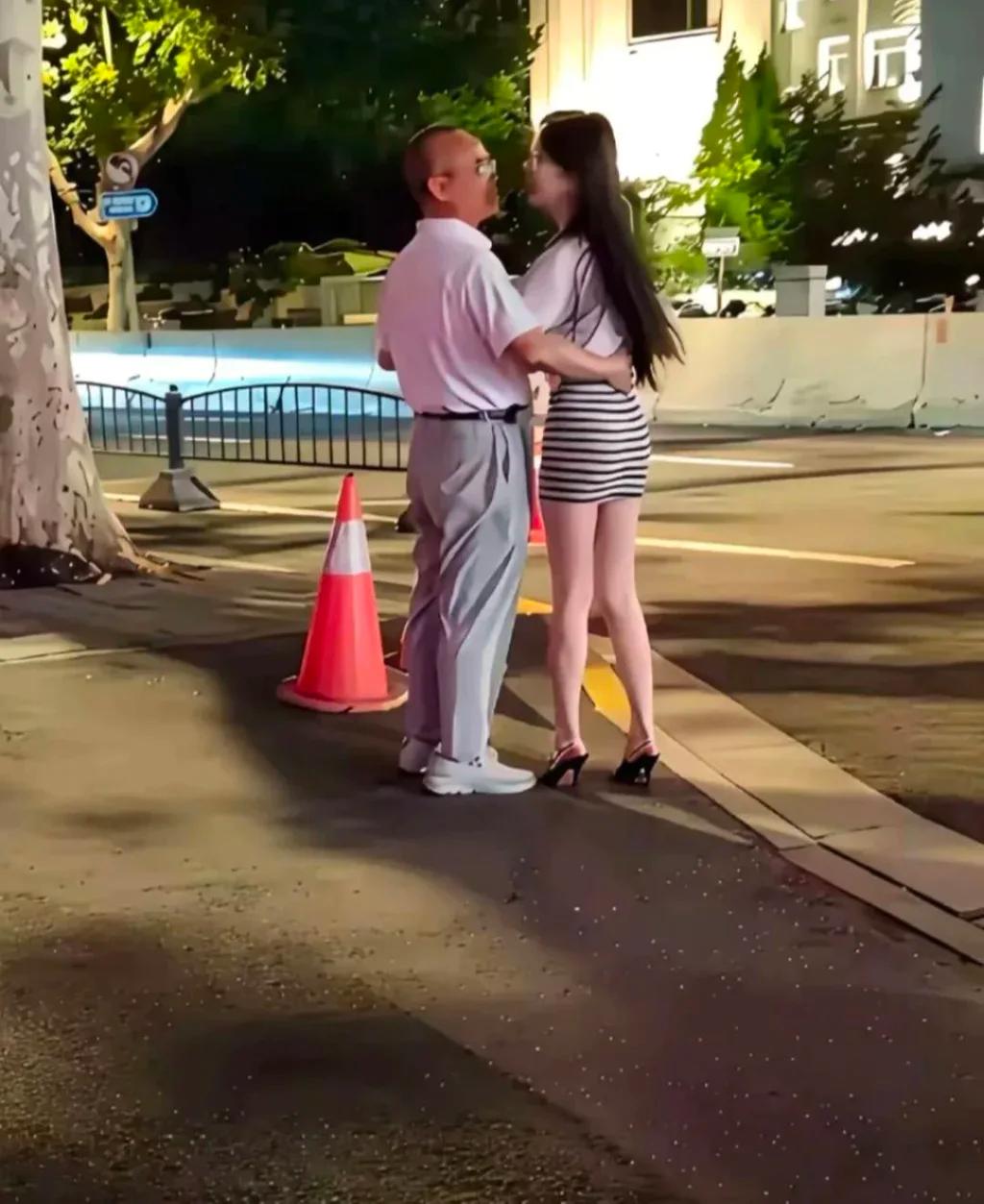 这场面辣眼睛