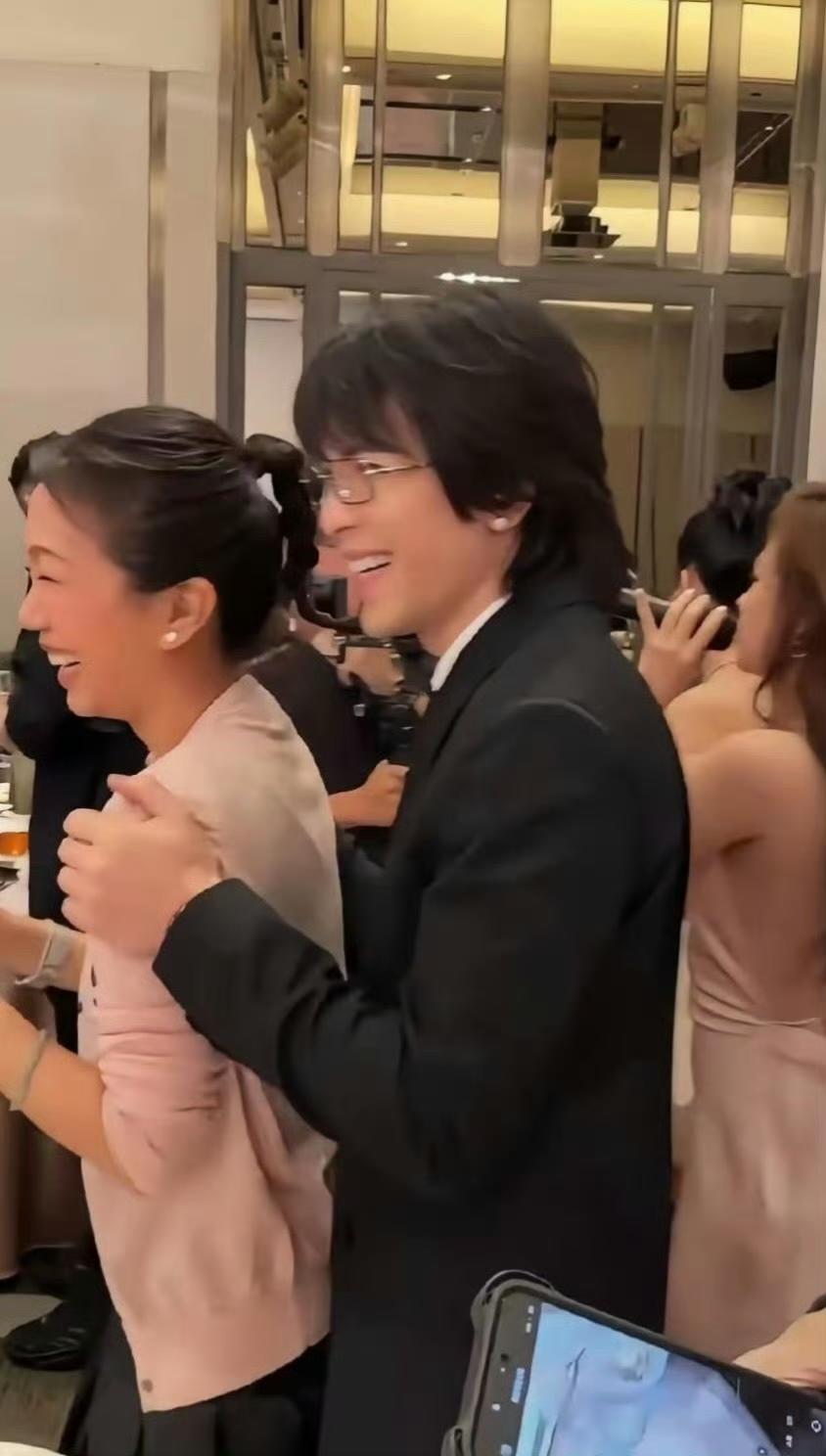 萧敬腾这对，才是生理性喜欢天花板！相差14岁的婚姻，却比偶像剧还甜。