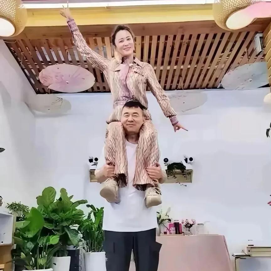 这蒋勤勤，陈建斌两口子也太会秀了，在镜头前亲亲，抱抱，骑在脖子上举高高，真的忘记