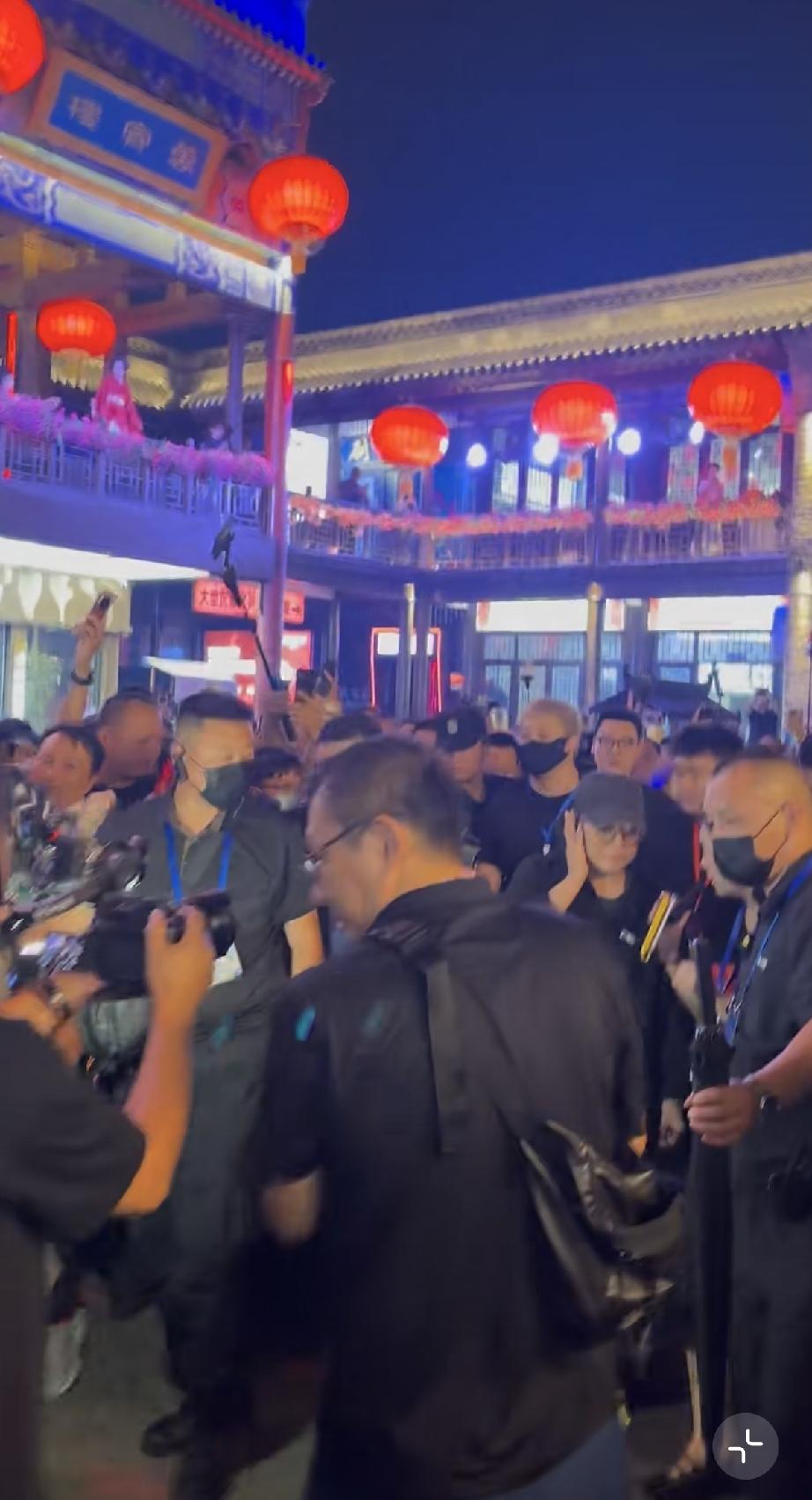 9月19日，李连杰现身邯郸道，竟然火成那样，人群密密麻麻，幸好他雇了好几个保镖，